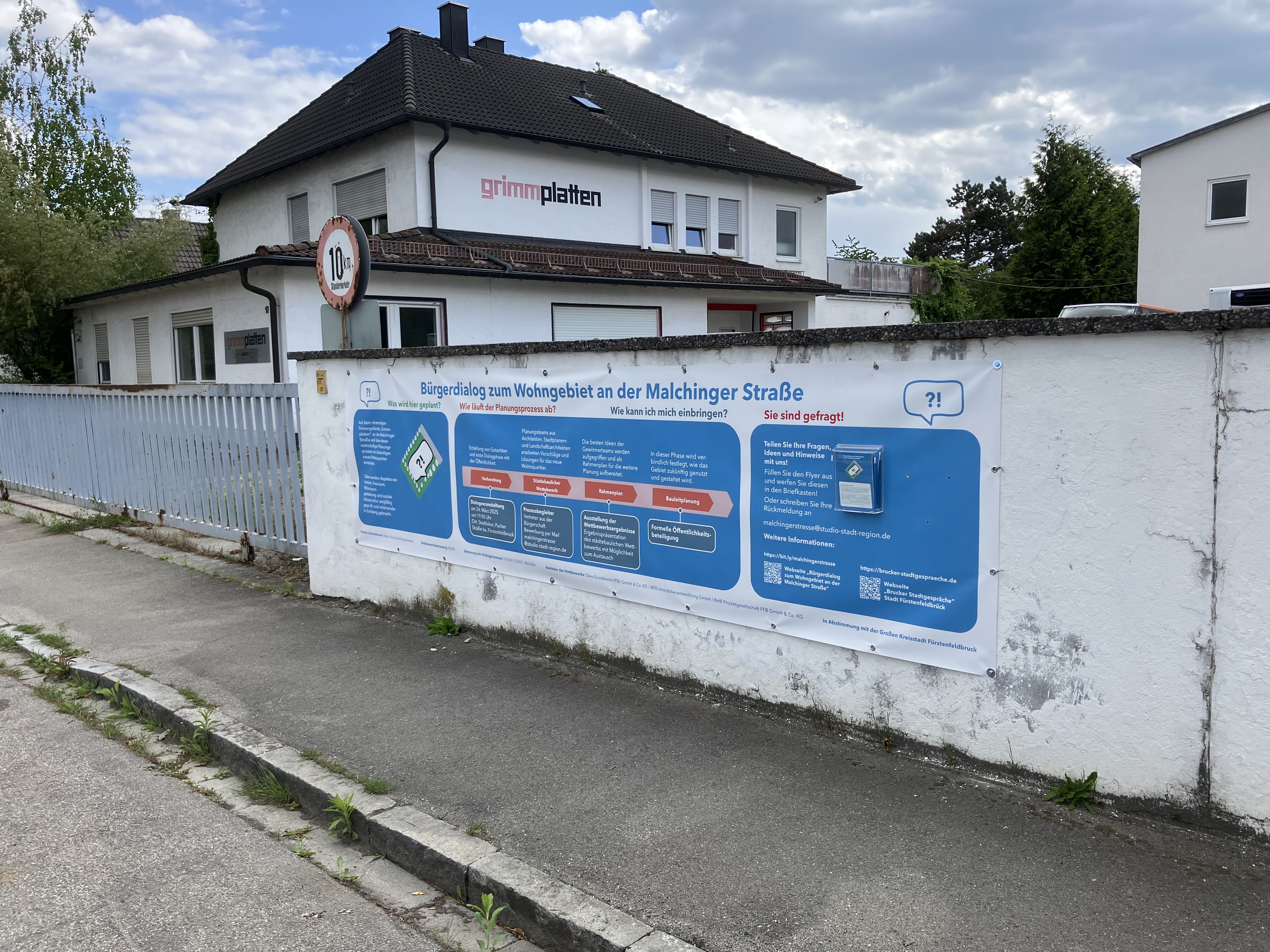 Mauer mit Infotafel Projekt Grimmplatten
